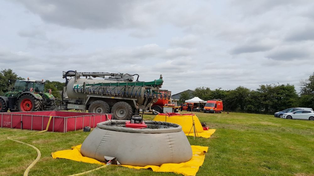 Des agriculteurs étaient présents avec leurs tonnes à eau pour participer à l’exercice de simulation d’un feu en forêt de Paimpont le 3 juin 2025.