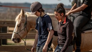 Lors des séances, les élèves apprennent à communiquer avec le cheval et à trouver leur place vis-à-vis de l’animal. Lors des séances, les élèves apprennent à communiquer avec le cheval et à trouver leur place vis-à-vis de l’animal.