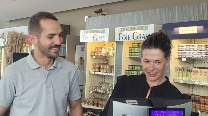Mathieu Castéran, responsable commercial retail chez Euralis gastronomie, a accueilli Hélène Sallefranque, administratrice et membre du bureau d'Euralis, dans La boutique du foie gras de Lescar (Pyrénées-Atlantiques).