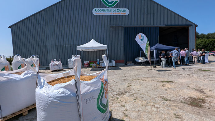 Le site réhabilité de Magny-la-Campagne (Calvados), inauguré mardi 17 juin par la coopérative de Creully, a été conçu pour stocker temporairement les grains bio et conventionnels. Il a également vocation à accueillir une activité d’agrofournitures.