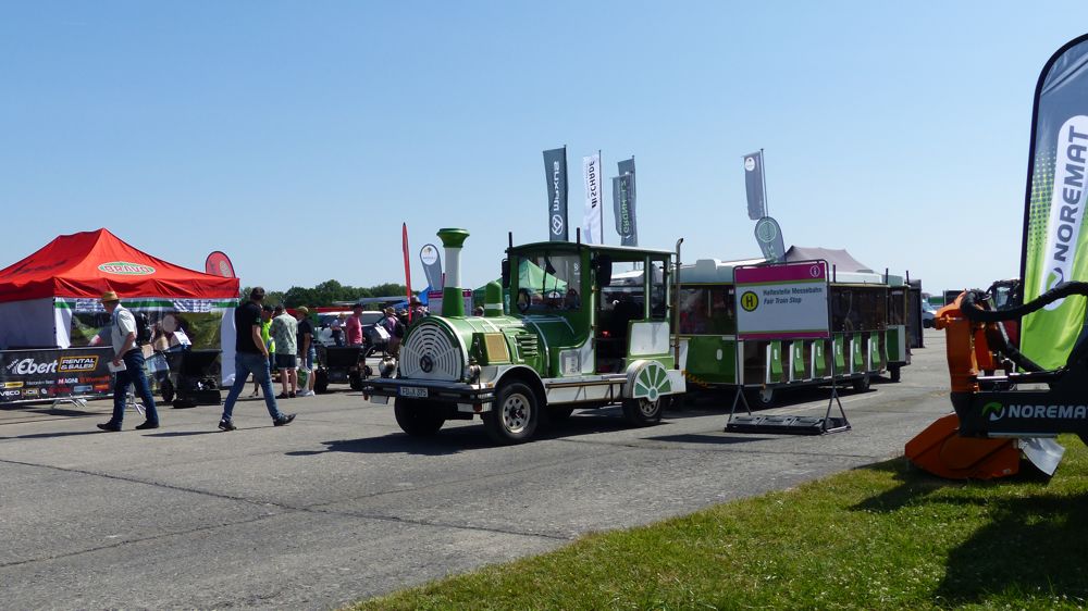 Un des petits trains qui sillonnent le salon pour éviter aux visiteurs de faire des kilomètres notamment par forte chaleur comme ce dimanche 22 juin 2025.