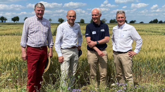 De gauche à droite, mardi 17 juin à Estrées-Saint-Denis (Oise) : Wolf Von Rhade, président d'Asur Plant Breeding et PDG de Nordsaat, Rémi Lefebvre, directeur général d'Asur, Emmanuel Sterlin, responsable marketing et communication, et Frédéric Rousseau, directeur des opérations.