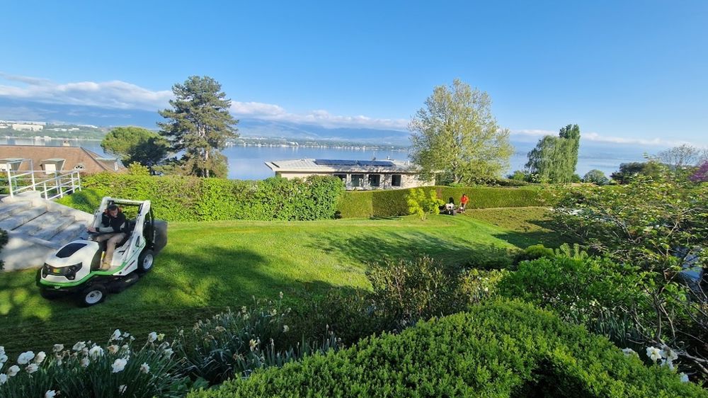 L’entretien représente 81 % du chiffre d’affaires de l'entreprise suisse JB Jardins SA, appartenant désormais au groupe Osmaïa. Ici entretien d'un jardin à Cologny (GE).