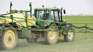 La démarche des dix États membres sur les résidus de produits phytosanitaires est une réponse « aux demandes formulées par le secteur agricole pendant la crise du premier semestre de 2024 », estiment-ils. La démarche des dix États membres sur les résidus de produits phytosanitaires est une réponse « aux demandes formulées par le secteur agricole pendant la crise du premier semestre de 2024 », estiment-ils.