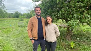 Le 27 mai, Anne-Charlotte et Sylvain Beaugrand ont signé un bail rural à clauses environnementales avec Terre de liens. Le 27 mai, Anne-Charlotte et Sylvain Beaugrand ont signé un bail rural à clauses environnementales avec Terre de liens.