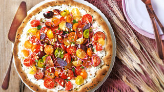 Tarte au fromage frais et aux tomates multicolores. Tarte au fromage frais et aux tomates multicolores.