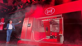 Le Lely Astronaut A5 Next, dévoilé par le directeur général du groupe André Van Troost, est une évolution du modèle A5 doté de nouvelles fonctionnalités. Le Lely Astronaut A5 Next, dévoilé par le directeur général du groupe André Van Troost, est une évolution du modèle A5 doté de nouvelles fonctionnalités.