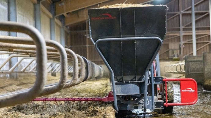 La solution permet de pailler et niveler la litière en un seul passage.