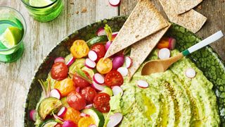 Houmous bowl aux courgettes et radis. Houmous bowl aux courgettes et radis.