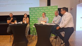 Grandvillards, le 17 juin. Deux jeunes agriculteurs participent à la table ronde consacrée à l’avenir de l’élevage aux côtés des trois responsables des filières bovine, porcine et laitière. Grandvillards, le 17 juin. Deux jeunes agriculteurs participent à la table ronde consacrée à l’avenir de l’élevage aux côtés des trois responsables des filières bovine, porcine et laitière.