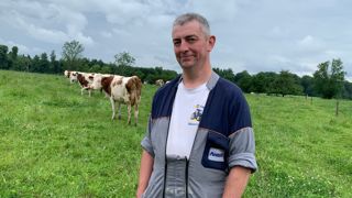 Benoît Chamagne est éleveur bio à Saint-Bresson, en Haute-Saône. Il  a 45 montbéliardes sur 75 ha pour une référence de 254 000 litres. Il est adhérent de l’OP APL Bio Grand Est, qui travaille depuis octobre avec l’Unell pour accompagner les 159 exploitations du Grand Est concernées par les ruptures de contrat par Lactalis.