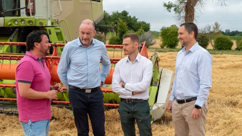 Alexandre Grenot, agriculteur, Hervé Guitton, directeur activités des territoires chez Océalia, Kévin Larrue, directeur stratégie innovation, et Matthieu Denier, directeur agrofournitures, mercredi 2 juillet, à Thénac (Charente-Maritime).