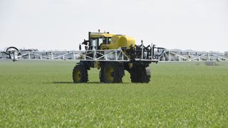 Le Citepa table sur le fait que la baisse des cheptels compense la légère hausse des apports d'engrais pour 2025. (photo d'illustration pulvérisation d'engrais liquide azoté) Le Citepa table sur le fait que la baisse des cheptels compense la légère hausse des apports d'engrais pour 2025. (photo d'illustration pulvérisation d'engrais liquide azoté)
