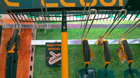 Râteau gazon Duopro avec, d’un côté, des dents et, de l’autre, une réglette.