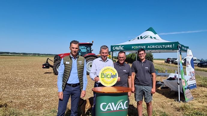 De gauche à droite, vendredi 4 juillet à Rives-d'Autise (Vendée) : Olivier Joreau, DG de la Cavac, Paul-Henri Dubreuil, PDG du groupe éponyme, Patrice Ayrault et son fils Antonin, agriculteurs ayant semés 15 ha de tournesol pour du carburant Biojet cette année.