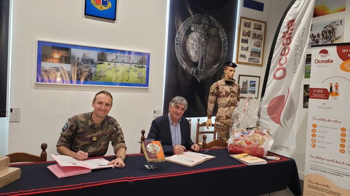 Le colonel Philippe Bignon (à gauche), représentant le 1er Rima d'Angoulême (Charente), et Denis Mathé, président d'Océalia, lors de la signature de la convention ProMilès lundi 7 juillet.