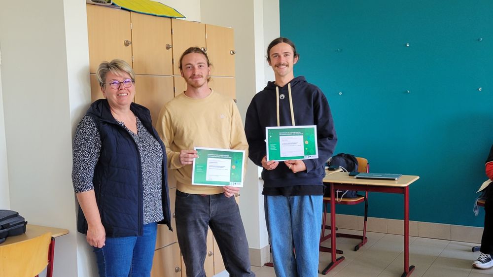 Cécile Aubert (formatrice) en compagnie de ses deux premiers certifiés Digit@l’Roville : Bastien Delhomme et Théo Lewicki, tous les deux en BTSA 2 Métiers du végétal.