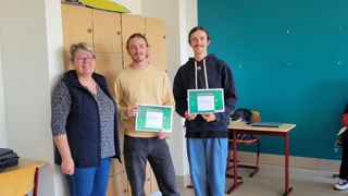 Cécile Aubert (formatrice) en compagnie de ses deux premiers certifiés Digit@l’Roville : Bastien Delhomme et Théo Lewicki, tous les deux en BTSA 2 Métiers du végétal.