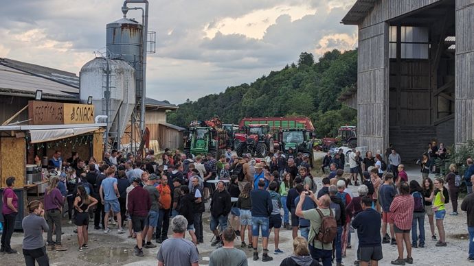 Mobilisation hier de la Confédération paysanne au Gaec Duchêne à Cessens (Savoie).