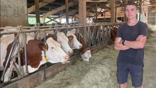 Pierre-Jean Duchêne s’oppose à l’abattage de ses 121 vaches, confinées en bâtiment désinsectisé depuis plus de quinze jours. Pierre-Jean Duchêne s’oppose à l’abattage de ses 121 vaches, confinées en bâtiment désinsectisé depuis plus de quinze jours.