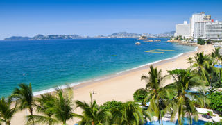 Acapulco est situé dans la baie de Santa Lucia sur la côte pacifique du Mexique. Acapulco est situé dans la baie de Santa Lucia sur la côte pacifique du Mexique.