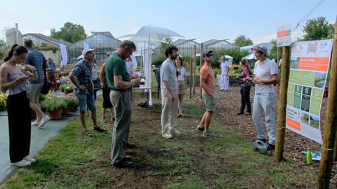 Les journées portes ouvertes Astredhor Aura offrent l’occasion aux producteurs de s’informer, d’échanger et de découvrir les essais en cours à la station. A droite, David Vuillermet, directeur recherche & innovation territorial chez Astredhor Aura.