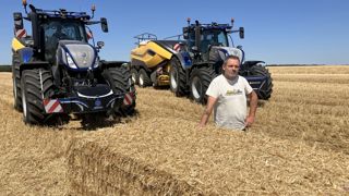 Pour Aurélien Daumain, entrepeneur dans l’Indre, l’option IntelliSense de New Holland améliore la régularité des bottes, tout en facilitant la conduite pour le chauffeur. Pour Aurélien Daumain, entrepeneur dans l’Indre, l’option IntelliSense de New Holland améliore la régularité des bottes, tout en facilitant la conduite pour le chauffeur.
