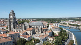 À Saintes, en Charente-Maritime, l'amphithéâtre gallo-romain vient de rouvrir ses portes aux visiteurs. À Saintes, en Charente-Maritime, l'amphithéâtre gallo-romain vient de rouvrir ses portes aux visiteurs.