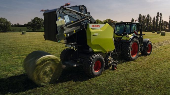 Des barres d'attelage réglables en continu permettent au timon de maintenir la presse à l'horizontale.