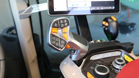 Les séquences Case IH peuvent s'activer depuis la touche dédiée du joystick mais également avec les boutons personnalisables sur le joystick, le levier en croix et le bout de l'accoudoir.