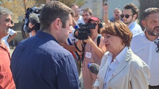En déplacement auprès des agriculteurs sinistrés par l'incendie dans l'Aude, Annie Genevard a rencontré le président de la chambre d'agriculture, Ludovic Roux. En déplacement auprès des agriculteurs sinistrés par l'incendie dans l'Aude, Annie Genevard a rencontré le président de la chambre d'agriculture, Ludovic Roux.