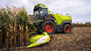 Les quatre modèles de la série Jaguar 1000 de Claas profitent d'une cabine mieux insonorisée et en option d'une direction pilotée par un joystick. Les quatre modèles de la série Jaguar 1000 de Claas profitent d'une cabine mieux insonorisée et en option d'une direction pilotée par un joystick.