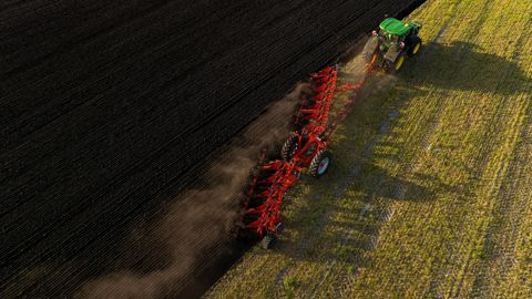 La charrue s’adapte aux tracteurs de 4,5 m de largeur et même 5,5 m avec l’option de mémoire de position de déport.