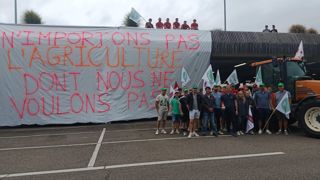 La FNSEA et JA du Bas-Rhin ont organisé une action dans un hypermarché pour dénoncer l'importation d'aliments produits avec de l'acétamipride. La FNSEA et JA du Bas-Rhin ont organisé une action dans un hypermarché pour dénoncer l'importation d'aliments produits avec de l'acétamipride.