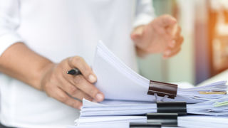 Un simulateur en ligne permet de savoir combien de temps garder ses documents administratifs selon leur nature. Un simulateur en ligne permet de savoir combien de temps garder ses documents administratifs selon leur nature.