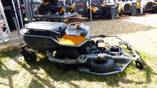 Le robot professionnel multifonction Stiga est à batteries. Dédié aux grandes surfaces, il pourra travailler avec différents outils.