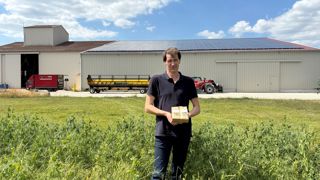 Christian Hubert a fait construire un bâtiment pour stocker et préparer les commandes. Christian Hubert a fait construire un bâtiment pour stocker et préparer les commandes.