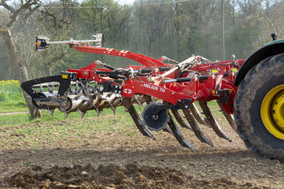 Côté mensurations, l'Helios 70 offre 800 mm sous bâti, 500 mm entre dents, 1 000 mm entre les rangées de dents et 500 mm entre dents et le rouleau