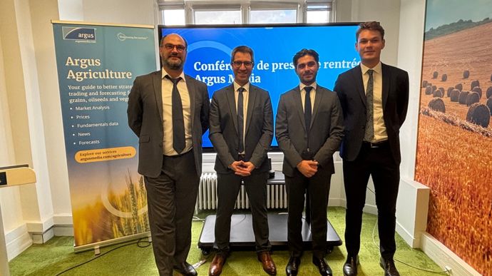 De gauche à droite, jeudi 28 août, à Paris : Gautier Le Molgat, PDG d’Argus Media France, Sébastien Poncelet, directeur du développement, Maxence Devillers et Alexandre Willekens, analystes senior.