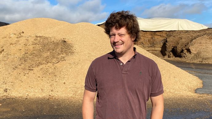 Louis Courtier (ici devant un lot de blé déclassé) a installé les locaux de Méthappro sur le même site que son unité de méthanisation, à Charny (Seine-et-Marne).