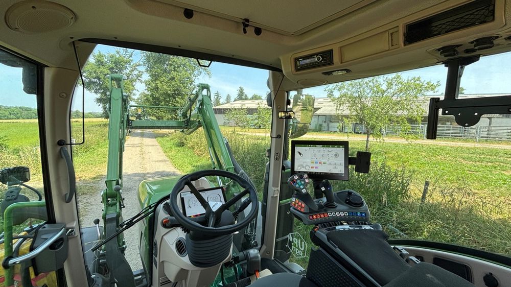 Il existe plusieurs stratégies pour la vue sur le chargeur entre capot plongeant, toit vitrés, montants fins ou pare-brise panoramique, les constructeurs ont de l'imagination.