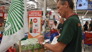 « On ne travaille pas à armes égales avec nos voisins européens », résume Xavier Sureau, céréalier et betteravier à Juranville (Loiret), concerné par cette interdiction des néonicotinoïdes.