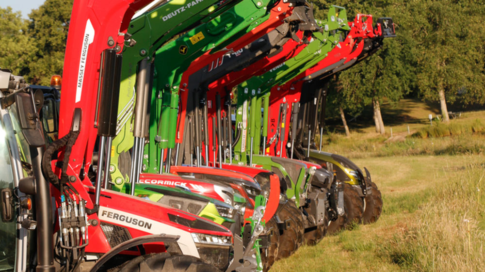 Nous avons mesuré la force de levage et le temps de cycle pour déterminer lequel des 10 tracteurs est le plus fort ou le plus rapide à la manutention. Nous avons mesuré la force de levage et le temps de cycle pour déterminer lequel des 10 tracteurs est le plus fort ou le plus rapide à la manutention.