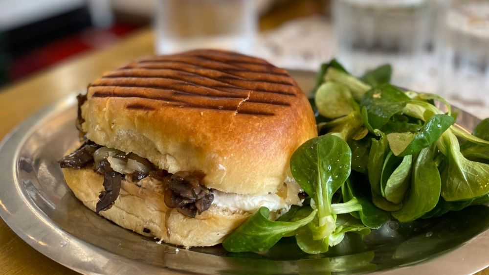 La boulangerie biologique La Fournée du Lorouër a développé une recette exclusive de bun brioché pour le café-cantine PicNic, au Mans.