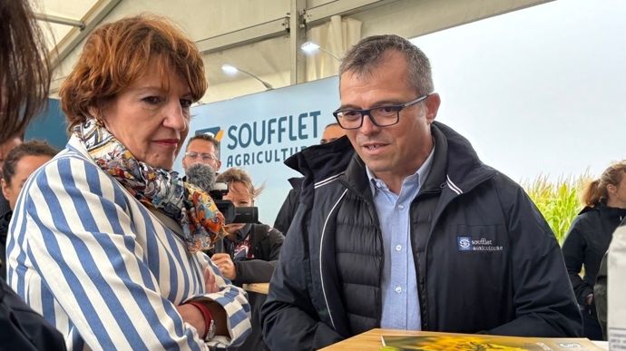 Les équipes de Soufflet agriculture (ici, Martial Bouedo, chef marché semences) ont accueilli sur leur stand la ministre de l'Agriculture, Annie Genevard, lors de l'inauguration d'Innov-Agri, mardi 2 septembre, à Outarville (Loiret).
