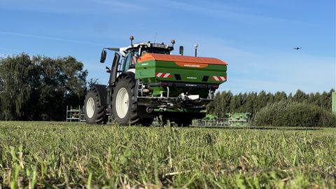 Le ZA-TS 01 Autospread se règle tout seul avec, comme seule consigne du chauffeur, la dose et la largeur de travail. Le ZA-TS 01 Autospread se règle tout seul avec, comme seule consigne du chauffeur, la dose et la largeur de travail.