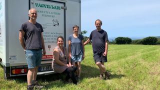 Près de 15% du lait est mis en bouteilles ou transformé en crème. Les produits sont vendus sur deux marchés hebdomadaires et des cantines scolaires. Christelle André (assise), salariée du Gaec et conjointe de Philippe (à gauche) est en charge de l’atelier avec le cousin Emmanuel André, absent le jour du reportage. Avec Marie-Odile et Jean-François André (à droite), ils ont résisté à deux crises laitières et à l’inflation sur le prix des intrants.