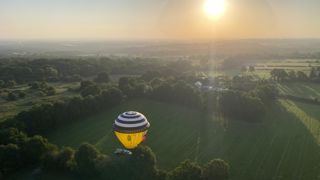 À bord de la montgolfière, les passagers contemplent champs, rivières, villages et forêts et découvrent un panorama de toute beauté, façonné par le travail des agriculteurs. À bord de la montgolfière, les passagers contemplent champs, rivières, villages et forêts et découvrent un panorama de toute beauté, façonné par le travail des agriculteurs.