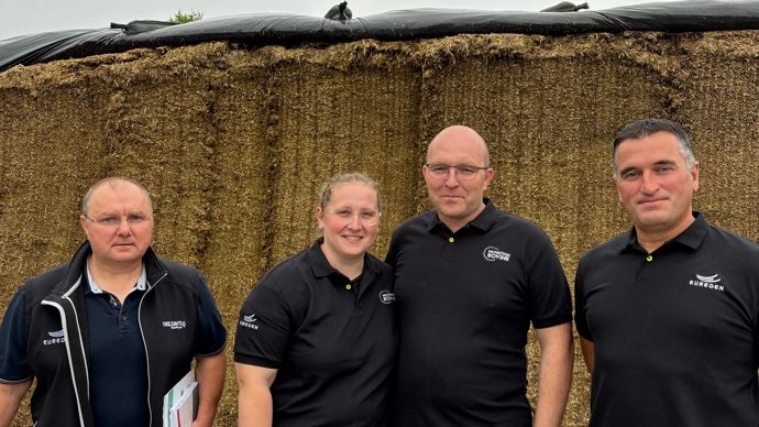 Élodie et Anthony Tardivel (au centre), s'appuient sur les techniciens d'Eureden, Bertrand Galodé (à gauche) pour la nutrition et Jean-Marc Cardin pour les cultures.