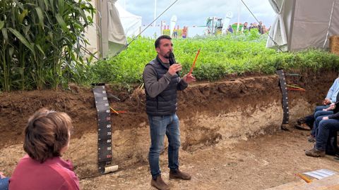Paul Rhety d'Icosystème présente la méthode Speed dans l'espace agroécologique d'Innov-agri. Paul Rhety d'Icosystème présente la méthode Speed dans l'espace agroécologique d'Innov-agri.